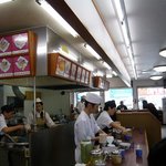 天麩羅処ひらお - 店内は常に満席って感じでした。次から次へとお客さんが美味しい天ぷらを食べにやってきています。