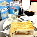 珈琲専門店 エース - 手前が、のりトースト食パン２枚で220円、安すぎ。
            上が皆さん注文していたコーヒーゼリー