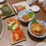 韓々 - キムチ盛合せ、韓国のり、生ユッケ、チャンジャ、キムチ納豆