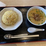 創作美食 天香 - 選べる半ラーメンセット　台湾豚骨、炒飯¥980 