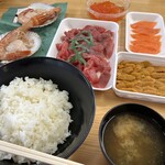 塩釜仲卸市場 マイ海鮮丼コーナー - ご飯、海鮮出汁の味噌汁