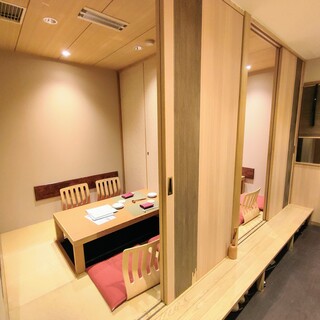 2〜４名様まででご利用頂けます。
                                          (個室は二部屋のみです)