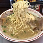 だるま大使 - パツパツ細麺"博多麺"リフト。