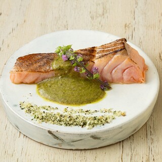 『飲める？サーモン』低温調理で仕上げ、特製バジルソースと共に