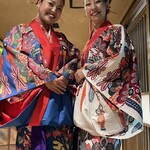 ぱいかじ - 紅型を着たウエトレスの方々（沖縄らしさを感じさせてもらえます）