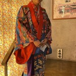 ぱいかじ - 紅型（びんがた）の衣装でお迎えして頂けます。写真撮影をお願いすると快く撮らせてもらえました