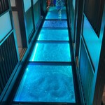 ぱいかじ 沖縄本店 - 店内にあるガラスの廊下