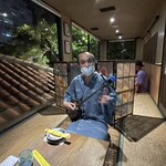 ぱいかじ - 三線奏者の方がテーブル席まで来て演奏してもらえます