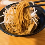 ラーメン いっこく - 極太ではないが、太めというか、主張の強い麺