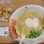 Due Italian - チャーシュー握り。らぁ麺生ハムフロマージュ。カードを渡せばリゾット用の玄米ご飯くれます。