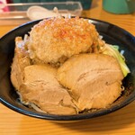 ラーメン いっこく - 深めの丼に、それなりの麺料で、ボリュームある