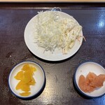 Katsuma - 食べ放題のキャベツ・マカロニサラダ・漬物・明太子