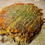 Okonomiyaki Junia - 肉玉そば(税込850円)
                        ・蒸し中太麺(大栄食品)
                        ・オタフクソース【専門店用】&隠し味ペースト
                        ・焼き方:押さない
                        ・焼き上がりの形:少し乱雑な焼き上がり
                        ・鉄板皿または皿で食べるのがスタンダード