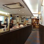 蜂の家 - 奥に向かう通路の左側にテーブル席が並んでいます