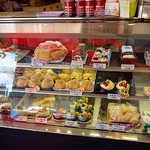 蜂の家 - ひときわ大きな「軍艦シュー」も飾られていました