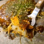 Okonomiyaki Junia - 肉玉そば(税込850円)
                        オタフクソース(専門店用)にペーストを添加。
                        円やかなコクと少し酸味が増えたかな？ 
                        麺は気持ちパリパリ位、火はあまり強くなくキャベツ等も焦げてはいません