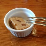 街角グラス - ギュッとしたケーキ。冷え冷えです。クルミの食感好き