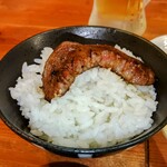 全力！！ソーセージ！ - お肉はオンザライス＋タレ多めでパクリ、チョー最高