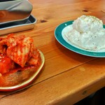 全力！！ソーセージ！ - キムチ＆カクテキ盛・ポテサラ