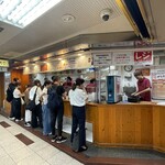 はなだこ - 店舗前で食べている方々