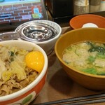 すき家 - 月見牛すき丼 黄卵を入れて