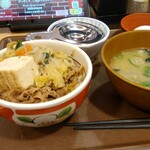 すき家 - 卵を入れる前の牛すき丼小、つみれ汁