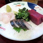 加賀屋 - 刺身三点盛り￥750 本日は〆鯖、赤身、真鯛といった盛り合わせ