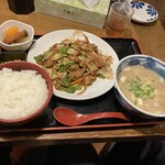 大磯大衆食堂 えびや - ホルモンのキャベツ炒め　シャッキシャキ！！