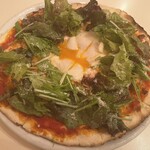 Pasta & Pizza RUMBLE - 半熟玉子とサラダのピザ
