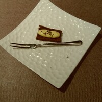 フレンチレストラン にき亭 そごう横浜店 - 最初の一口。ビターなカカオケーキ