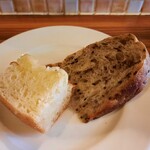 Daurade - 自家製パンは2種類、玉ねぎを乗せたフォカッチャはしっとり＆もっちり、黒ごまのパンは表面がガリッとハードで中はふわふわ黒ごまの良い風味