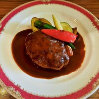 ドラード - どっしり粗挽きハンバーグにドロリとコク深いデミグラスソース、皮付きじゃが芋にさつま芋、パプリカやオクラなど種類豊富なグリル野菜も充実～