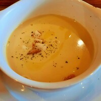 ドラード - とうもろこしのポタージュはトロリとまろやかで濃厚！とうもろこしの甘味に香味野菜のような旨味も