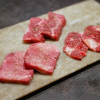 東京焼肉いのうえ 銀座店 - 国産タン2種(上タン、タン元)、国産ハラミ