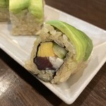 寿し肴和志 - アボカド細巻の中身は、マグロ、海老、玉子、キュウリ