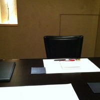 ぎんざ 一二岐 - 階段下の個室はちょっと閉塞感あり。