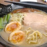 麺屋てんやわんや - てんや豚骨（中麺・鶏味）＋味玉