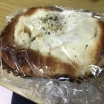 ブゥランジェリィ・アペ - 料理写真:ツナ…やたらとアルミの刺激が強かった気もする（気のせい）