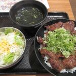 カルビ丼とスン豆腐専門店 韓丼 - ハラミ丼(900円)、サラダ(120円)