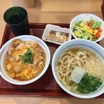 Nakau - 親子丼(並)、はいからうどん(並)、野菜サラダ(ゴマドレ)