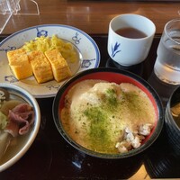 浅草むぎとろ 本店 - 空調で青海苔が飛ぶ…味噌汁はお麩とわかめ。海老っぽい出汁の味？