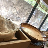 浅草むぎとろ 本店 - 麦飯から自分でトレイに載せていきます。