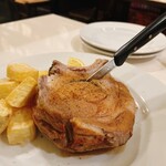 トラットリア レオーネ - 骨付き豚肩ロース肉のアリスタ＜香草風味・オーブン焼き）¥2,300 おいしい！