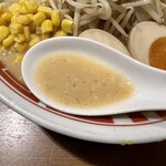 屯ちん - 「味噌ラーメン」のスープ
            2023年9月14日