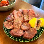 焼肉ホルモン大衆酒場 真 肉焼屋 - 厚切りタン食べ比べ