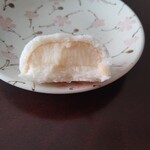 菓匠三全 - [2023/8 訪問]中のカスタードも白い、けど、味はしっかり萩の月。