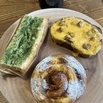 Boulangerie Artisan'Halles - ガーリックトースト@220 ／ フランジパーヌ@300
                        ／ チェダーチーズ@280