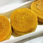 御座候 - 料理写真:赤あん、白あん(各￥110)。割る前のもの。