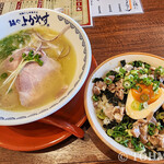 Menya Yokayasu - 鶏白湯らーめんと味玉チャーシュー丼。
