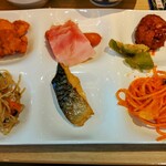 Hiroshimbeikoku - １皿目、唐揚げ・ベーコン・肉団子・ザーサイ・きんぴら・焼き鯖・ナポリタン
